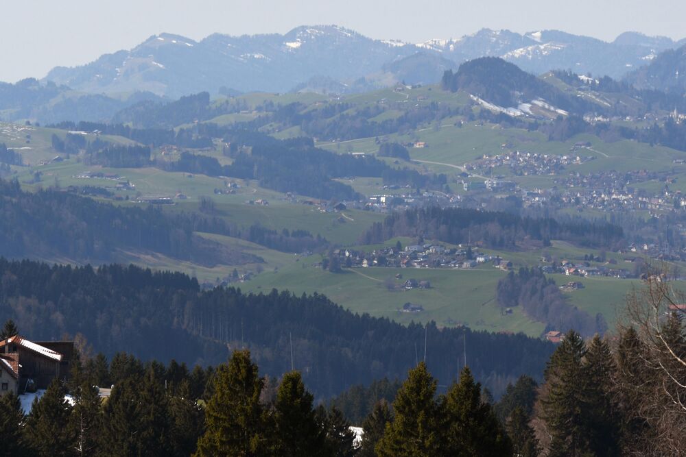 Hundwiler Höhe OHNE Saharastaub: Vom 5. bis 8. März lag die Schweiz in einer Südostströmung die viel Saharastaub zu uns brachte, was zu einer starken Trübung der Luft und fahlem Sonnenschein führte. Im Bild die Hundwiler Höhi im Kanton Appenzell am 8. März durch Saharastaub getrübt und im Vergleichsbild vom 18. März ohne Saharastaub (genau gleicher Ausschnitt). (Foto: Andreas Walker)